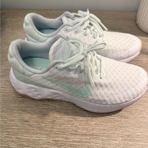 Nike Women's White and Light Green Athletic Shoes